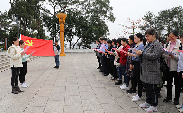 南宁市中医医院党务干部在百色起义纪念碑前集体诵读革命先烈写下的《狱中谣》壮烈诗篇 曾萍摄影.jpg